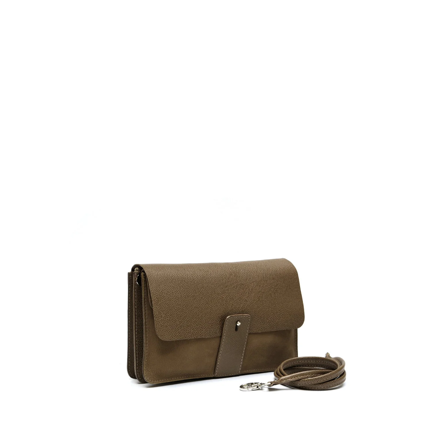 Un sac à bandoulière en cuir marron avec une fermeture à rabat et une bandoulière amovible se trouve sur un fond blanc.