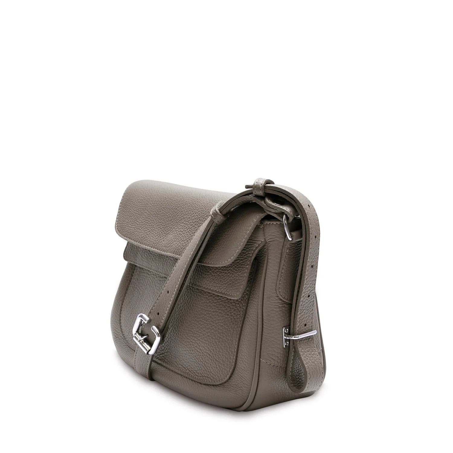 Un sac à bandoulière en cuir gris avec une fermeture à rabat et une bandoulière réglable, avec des accents de boucle argentés.