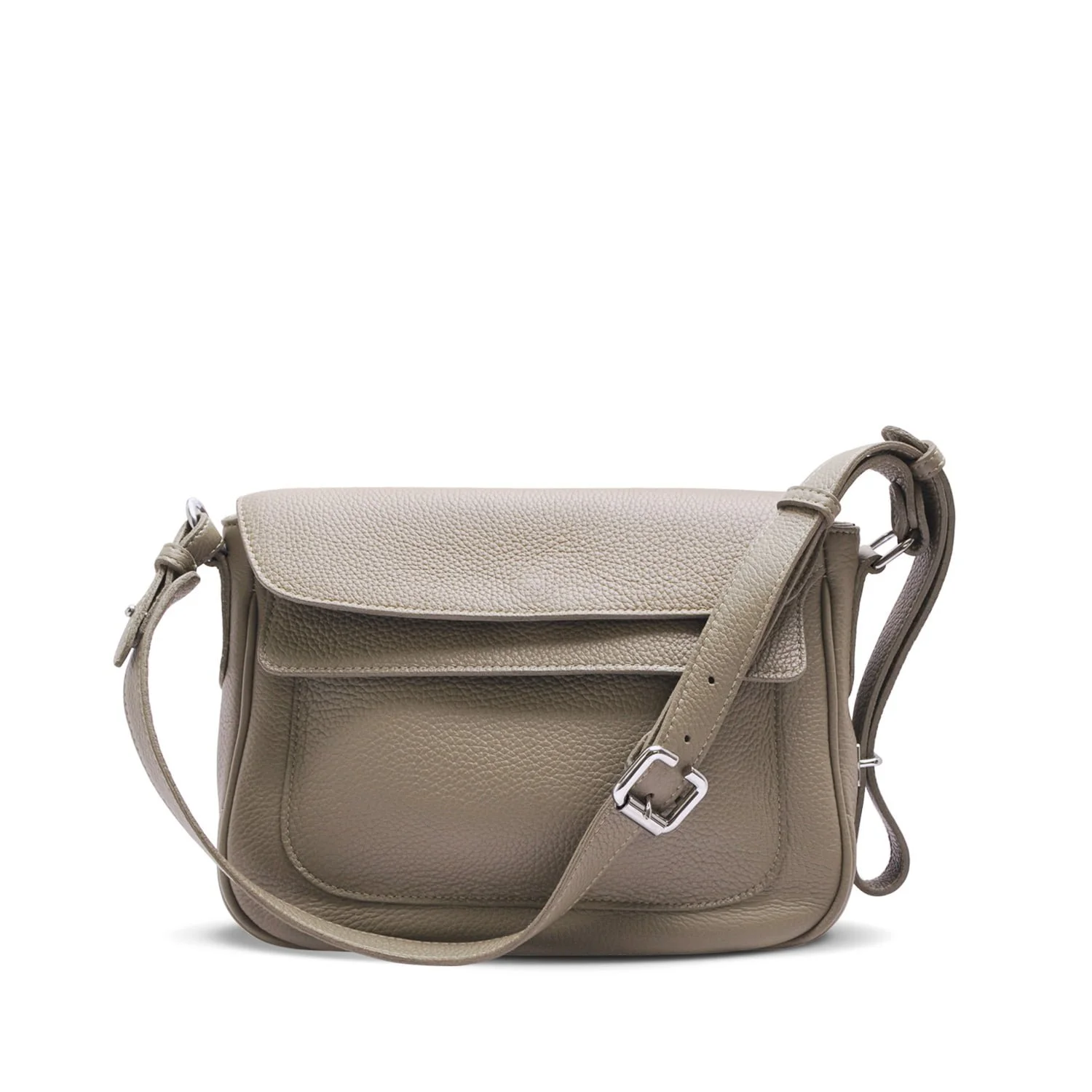 Un sac à bandoulière en cuir taupe avec un rabat avant, une bandoulière réglable et des coutures décoratives.