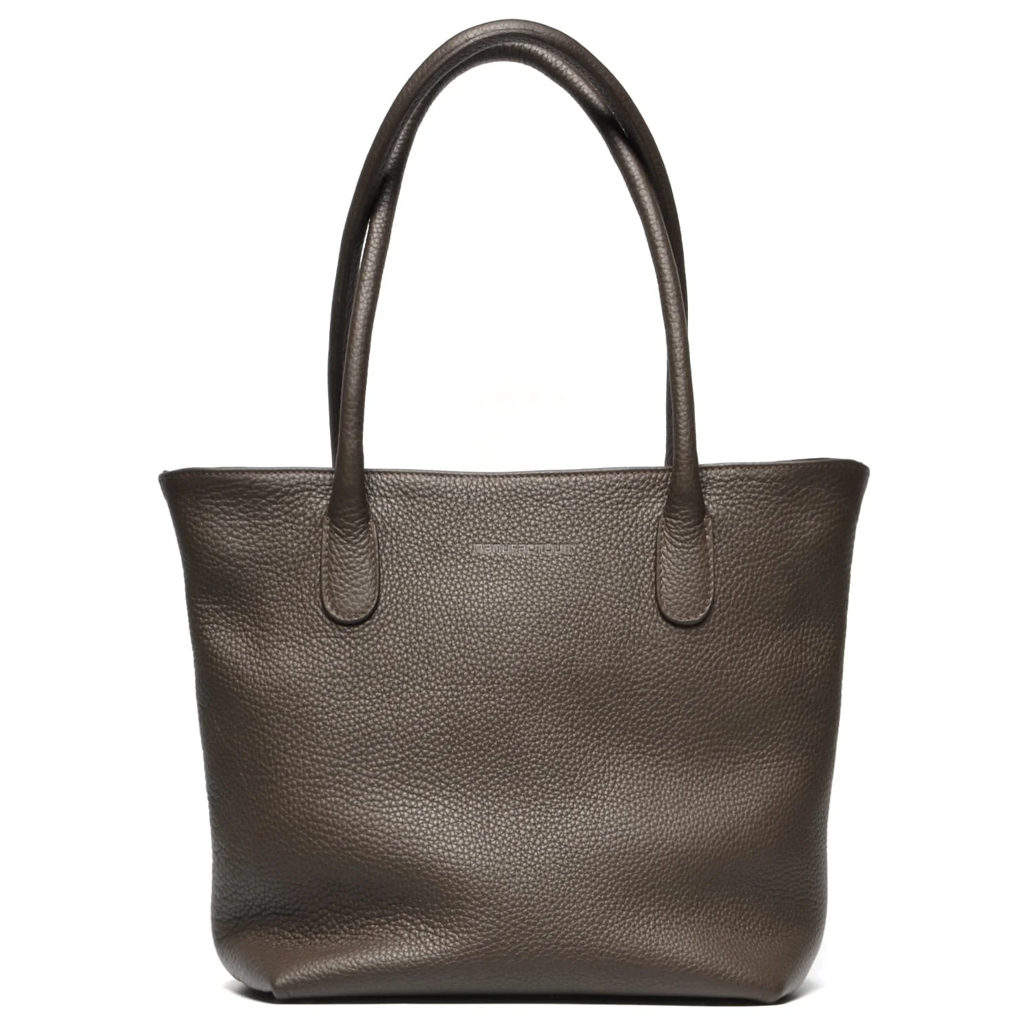 Un sac fourre-tout en cuir marron avec deux poignées et une surface texturée, debout sur un fond blanc.