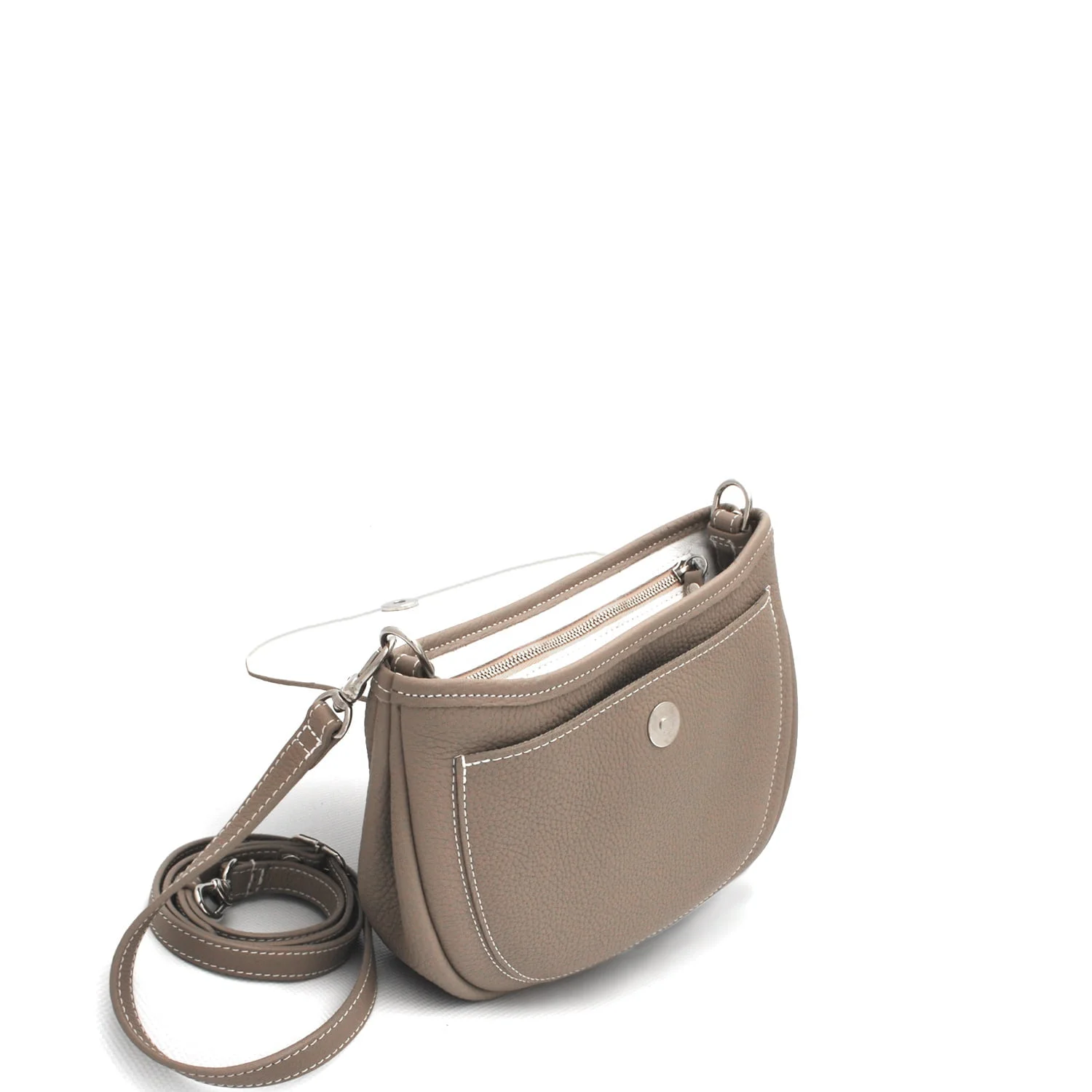 Sac à bandoulière en cuir taupe avec une poche avant et des coutures blanches, doté d'une longue bandoulière réglable.