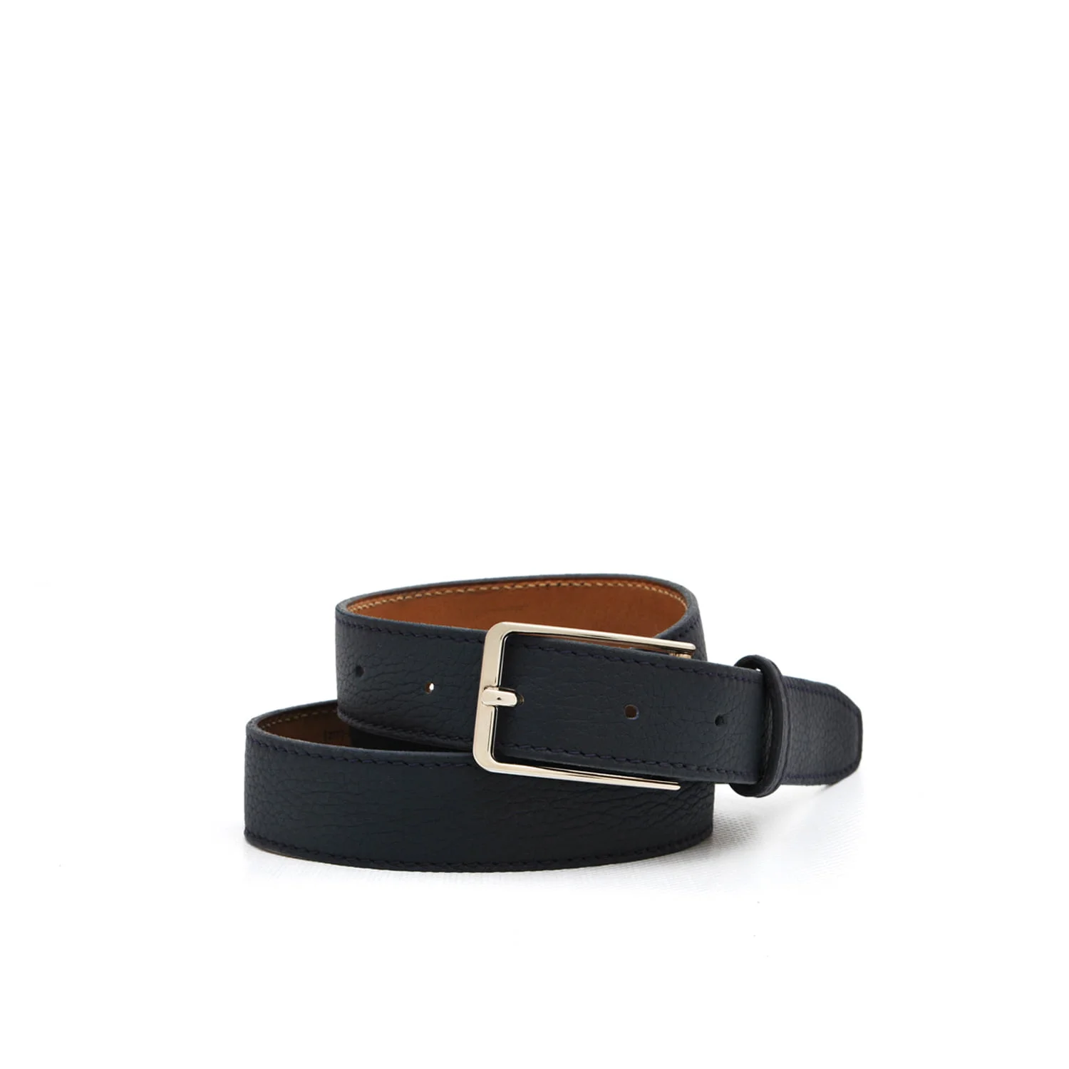 Une ceinture en cuir noir avec une boucle argentée est soigneusement enroulée sur un fond blanc.