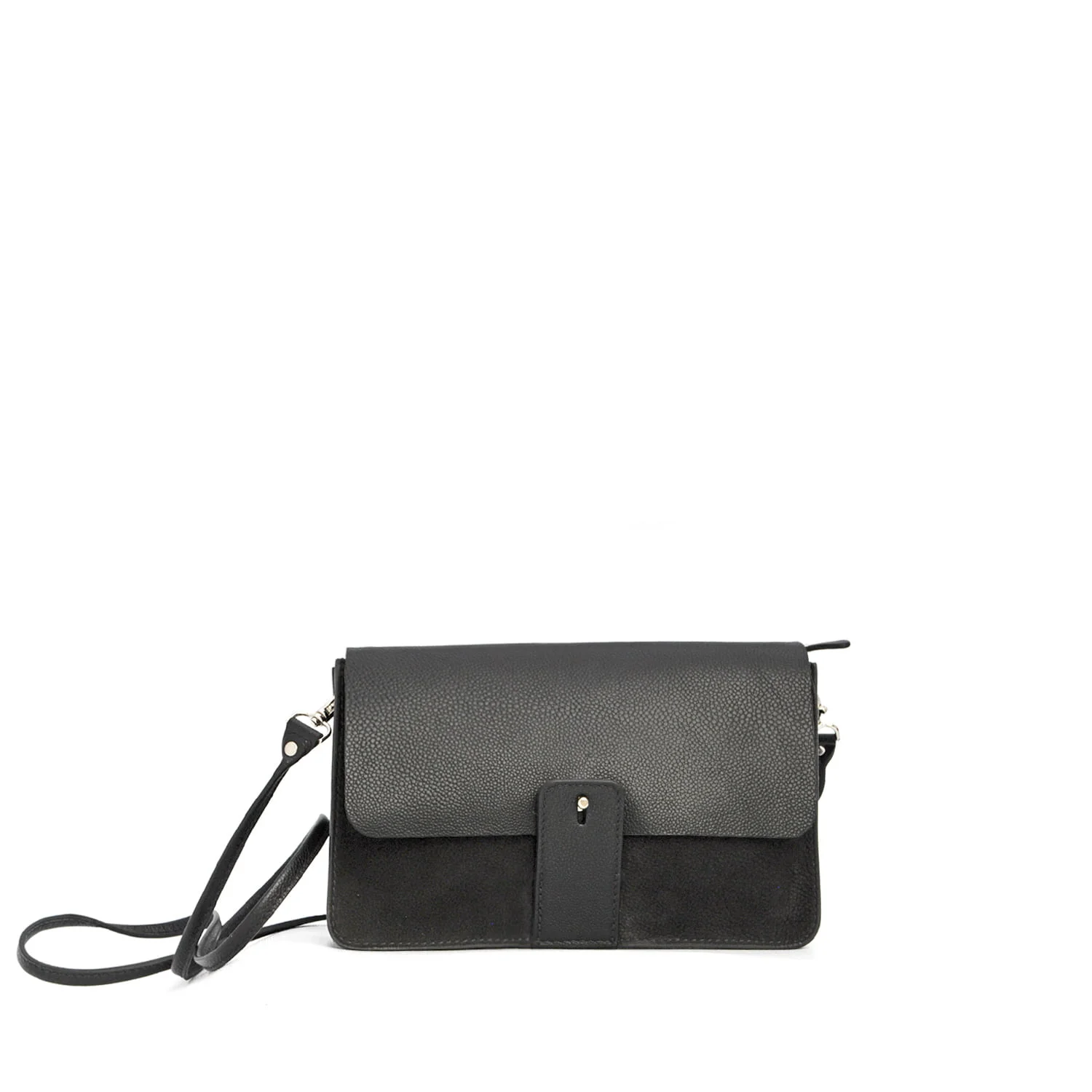 Un sac à bandoulière en cuir noir avec un rabat avant et une bandoulière.