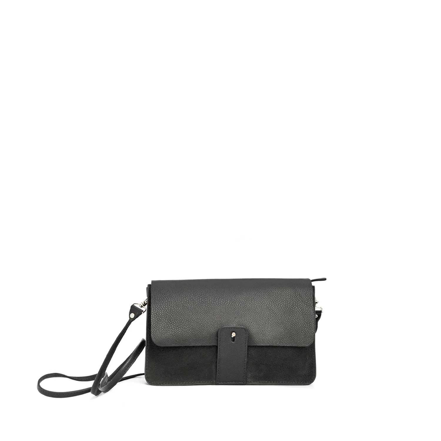 Un sac à bandoulière en cuir noir avec une fermeture à rabat et une bandoulière réglable est présenté sur un fond blanc.