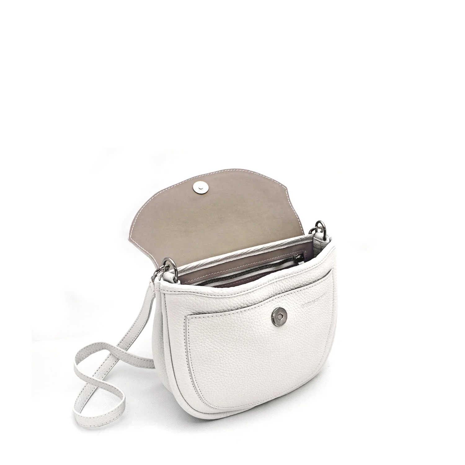 Un petit sac à bandoulière en cuir blanc avec un rabat ouvert, montrant l'intérieur et une poche extérieure avant.