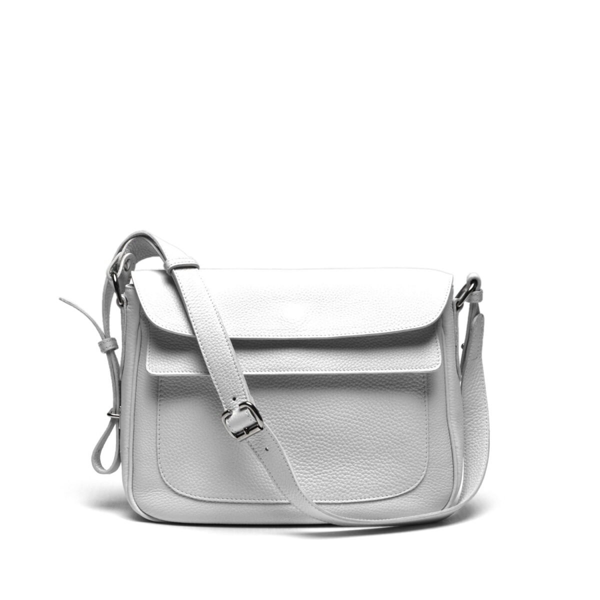 Un sac à bandoulière en cuir blanc avec un rabat avant et une bandoulière réglable, présenté sur un fond blanc uni.