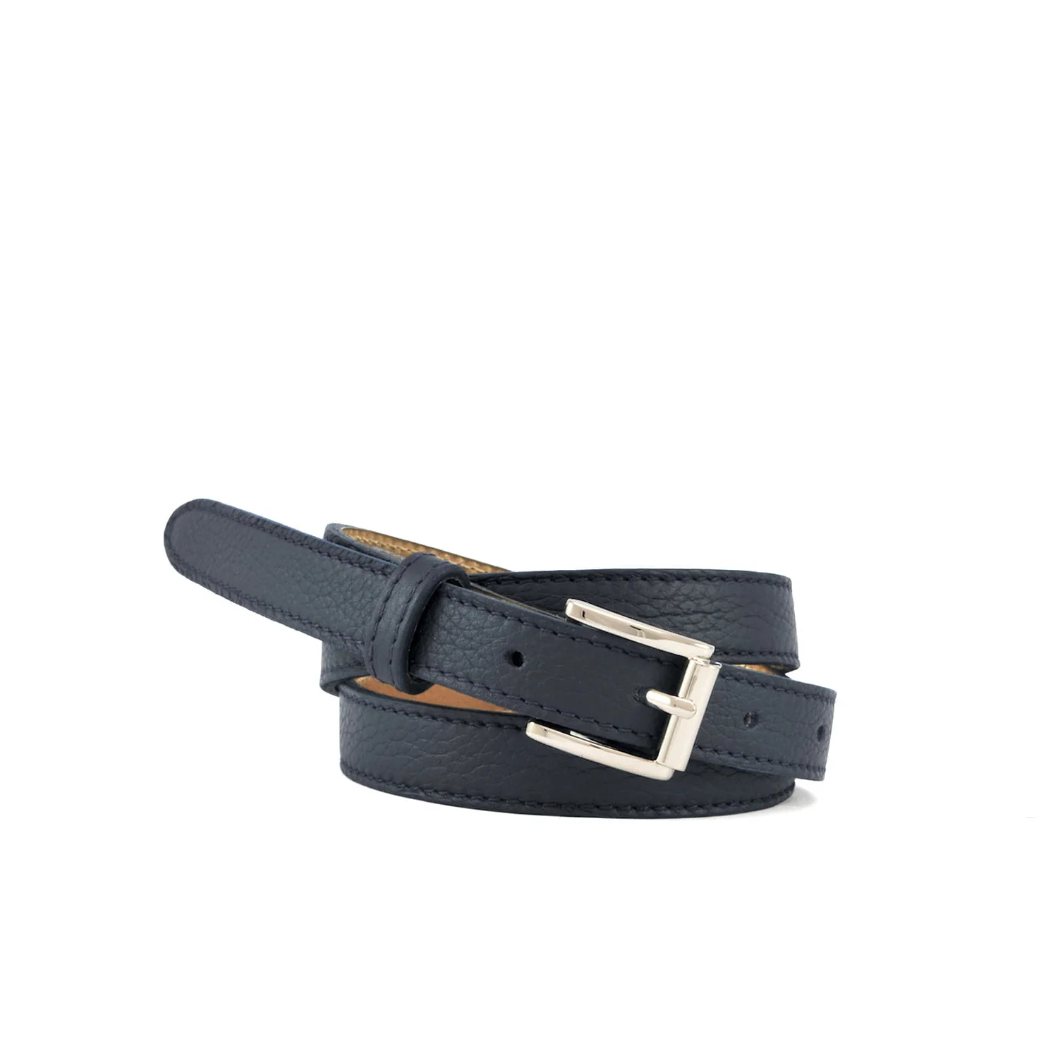 Une ceinture en cuir bleu foncé enroulée avec une boucle argentée sur fond blanc.