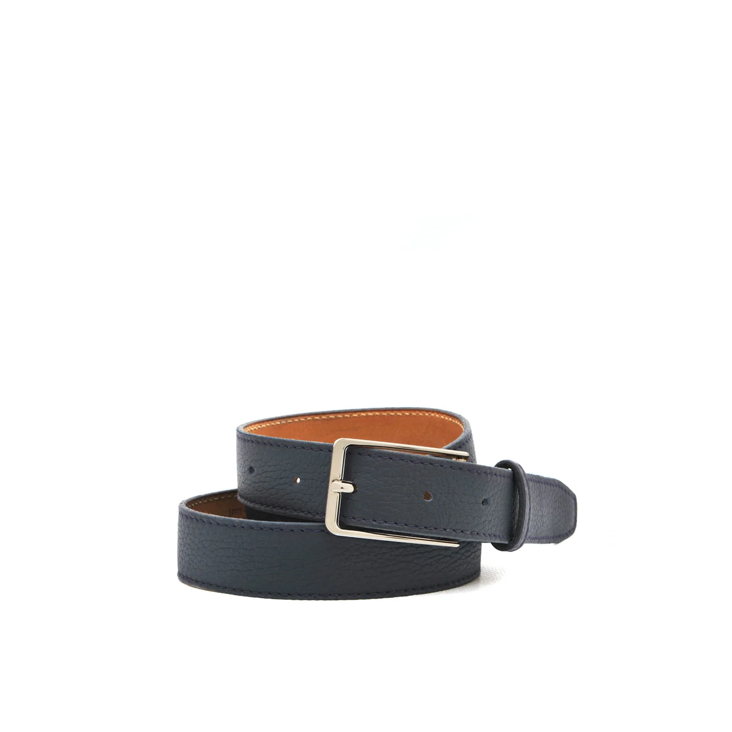 Une ceinture en cuir noir enroulée avec une boucle rectangulaire argentée, sur fond blanc uni.