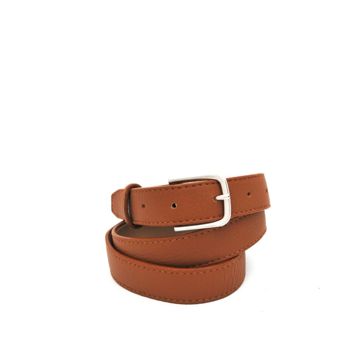 Une ceinture en cuir marron enroulée avec une boucle argentée sur fond blanc.