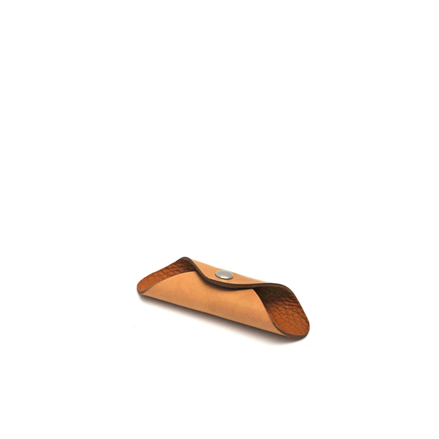 Etui à lunettes en cuir marron clair avec fermeture à bouton, posé fermé sur fond blanc.