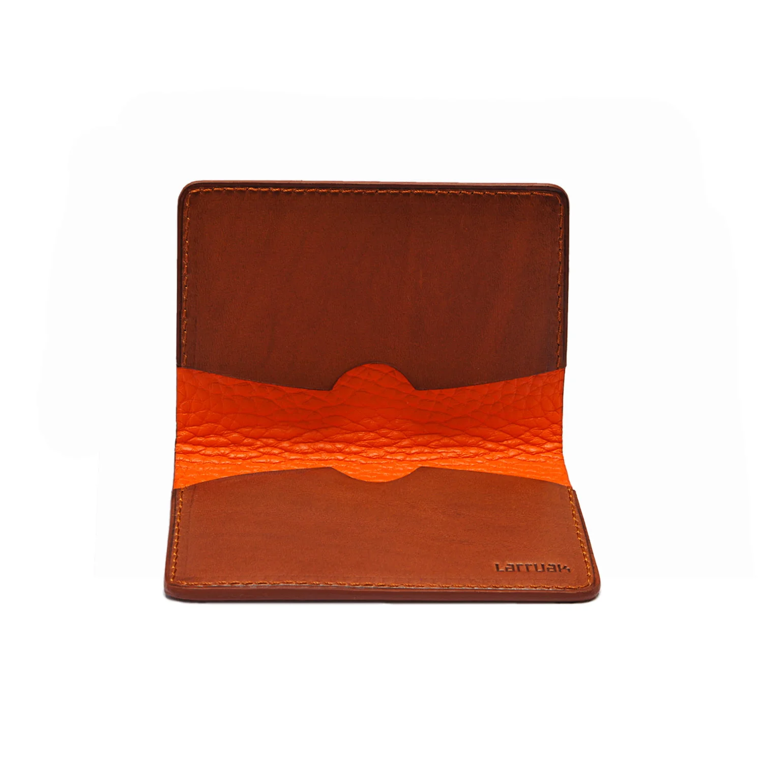 Portefeuille ouvert en cuir marron avec un intérieur orange et une texture ondulée.