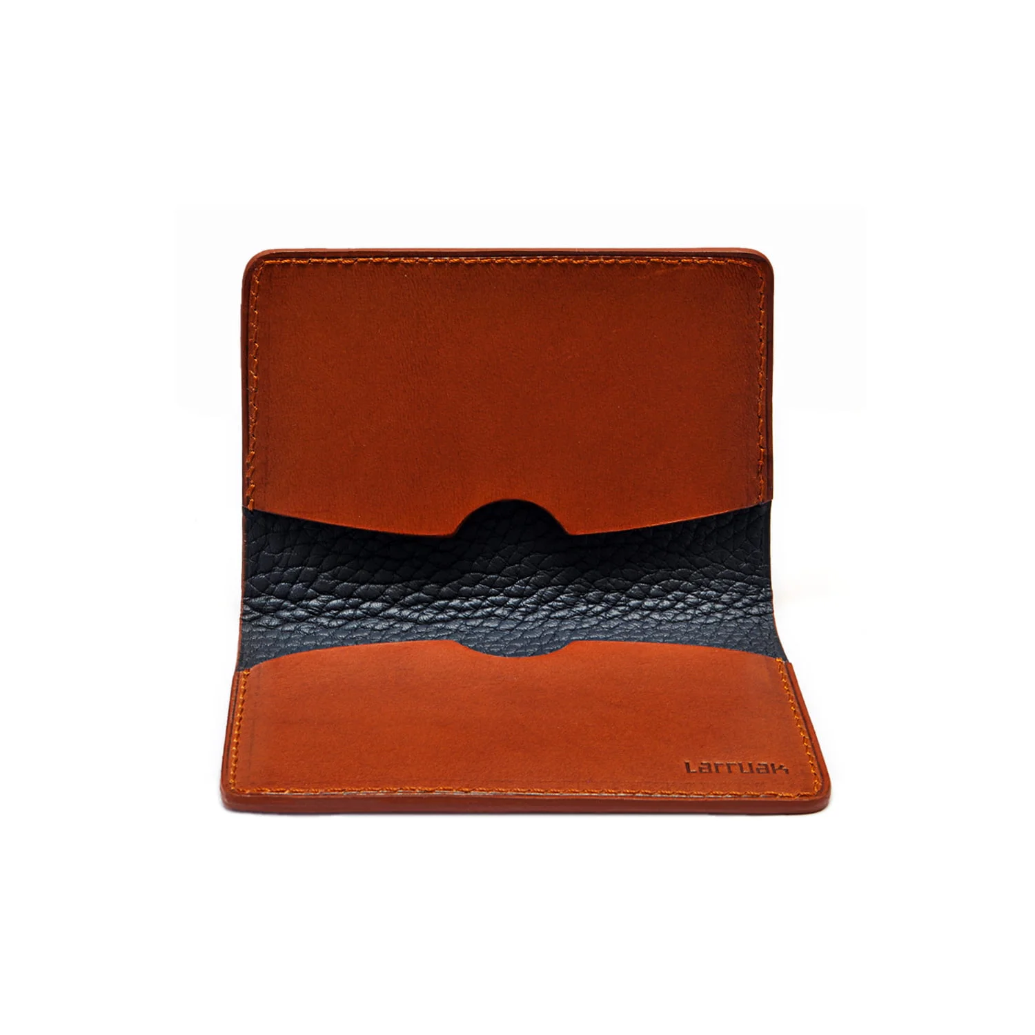 Portefeuille ouvert en cuir marron avec un intérieur noir texturé.