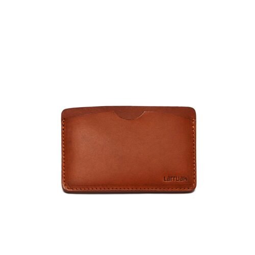 Porte-cartes en cuir marron avec détails de surpiqûres et logo en bas à droite.