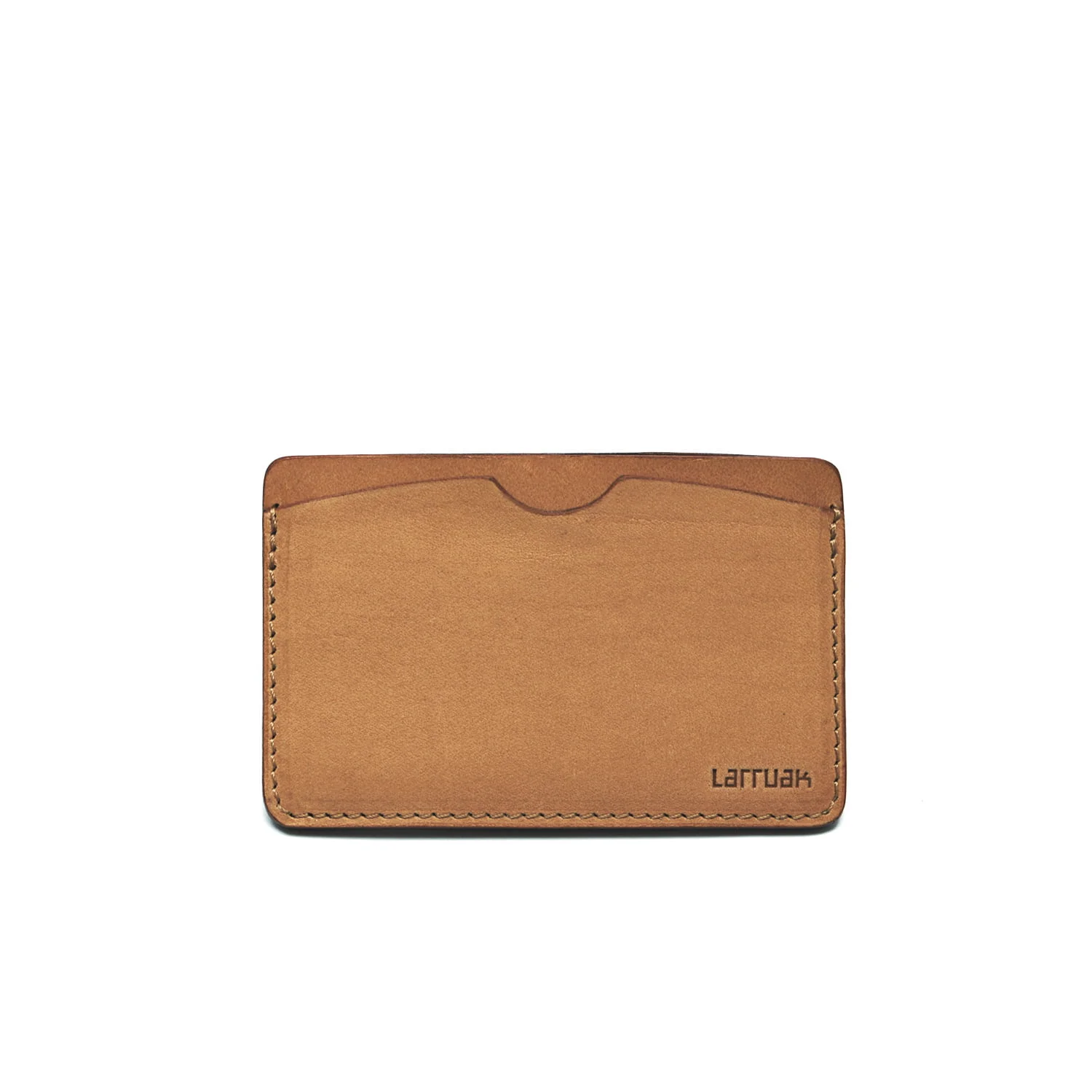 Un porte-cartes en cuir beige avec coutures apparentes et une petite poche sur un côté.