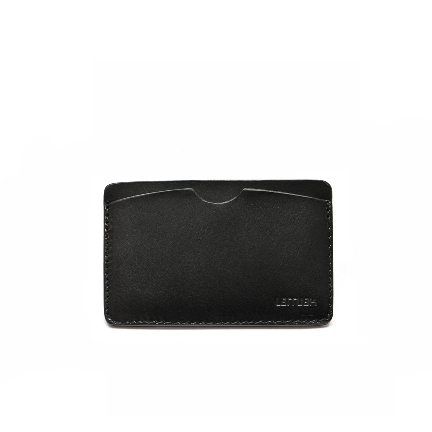 Porte-cartes en cuir noir avec coutures apparentes, doté d'une seule poche et du nom de la marque gravé dans le coin inférieur droit.