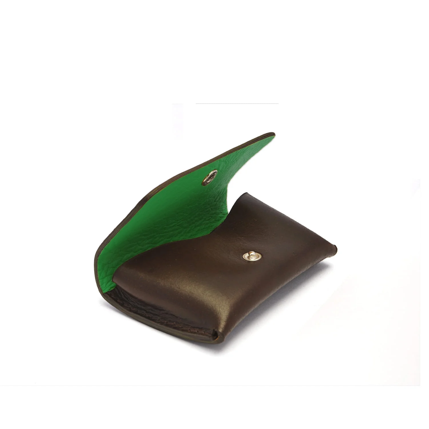 Pochette ouverte en cuir marron avec intérieur vert sur fond blanc.
