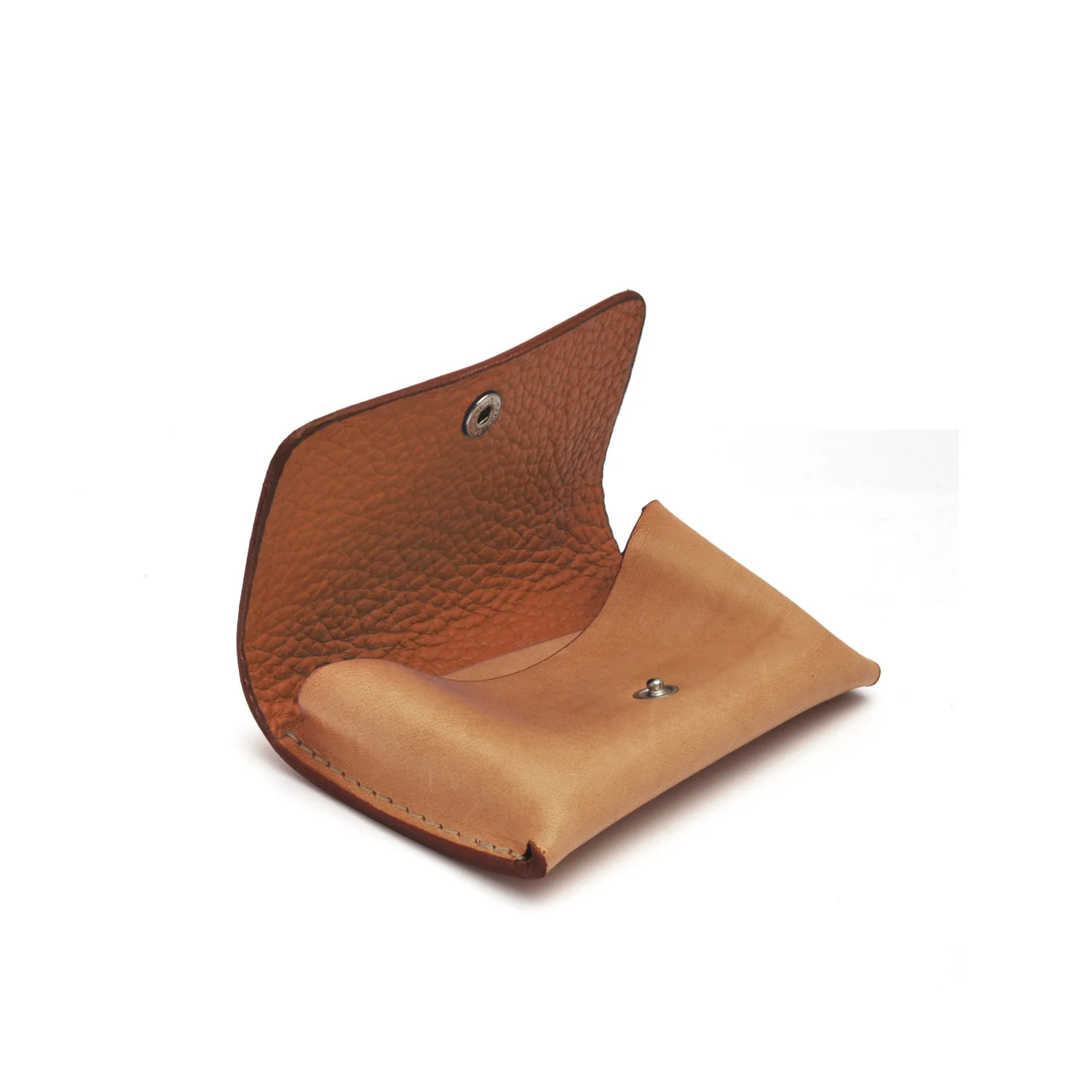 Portefeuille en cuir marron ouvert avec fermeture à pression, présenté sur un fond blanc.