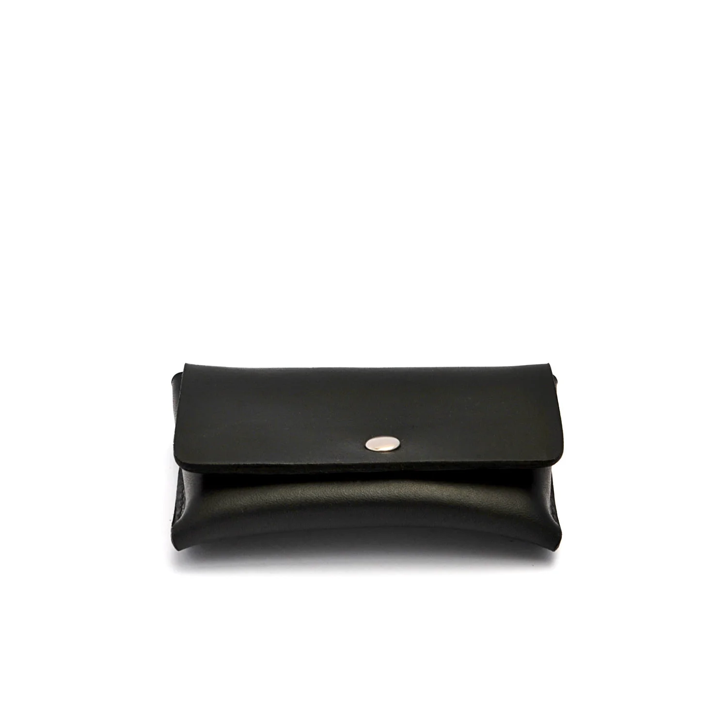 Pochette en cuir noir avec fermeture à bouton pression.