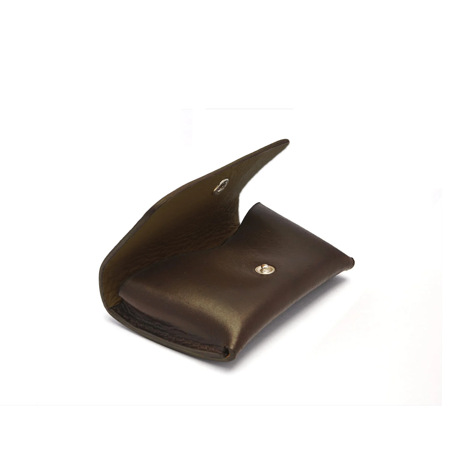 Portefeuille en cuir marron ouvert, laissant apparaître deux compartiments visibles.