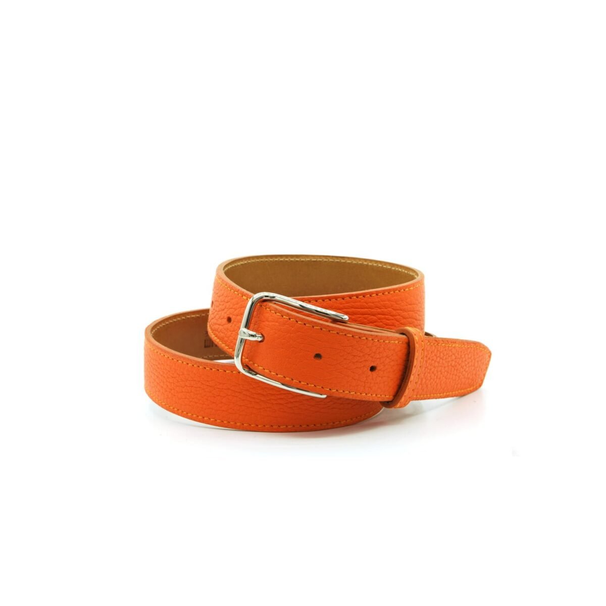 Une ceinture en cuir orange avec une boucle argentée, enroulée et présentée sur un fond blanc.