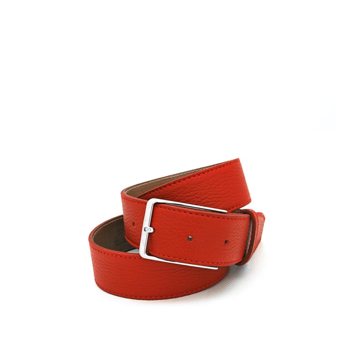 Ceinture en cuir rouge avec une boucle argentée, enroulée sur un fond blanc uni.
