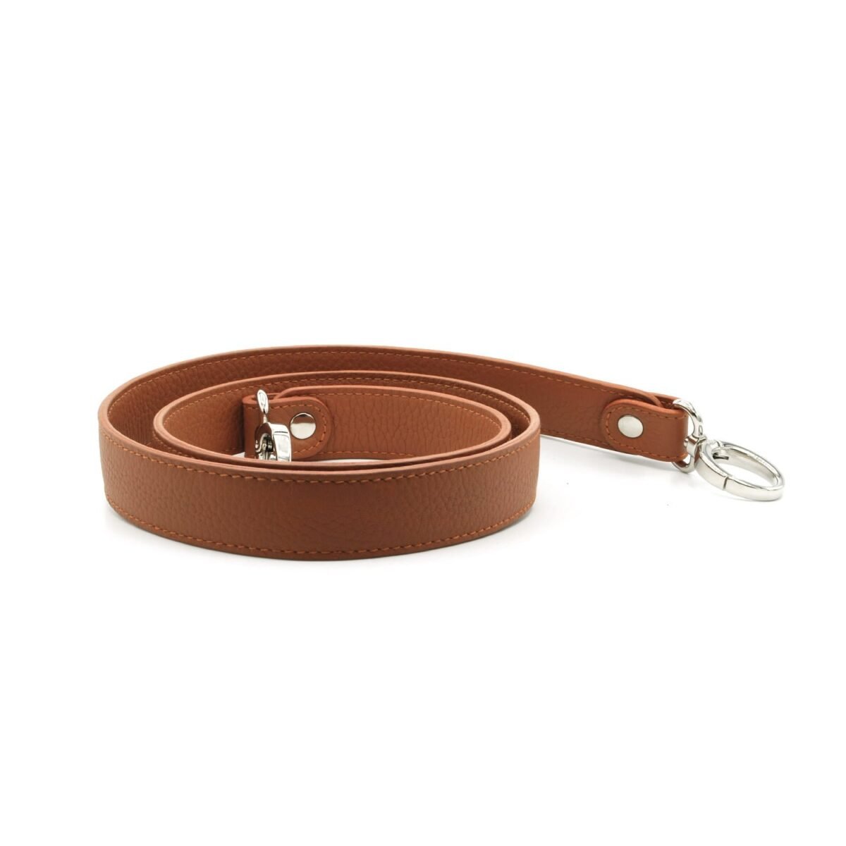 Ceinture en cuir marron avec boucle argentée, enroulée sur fond blanc.