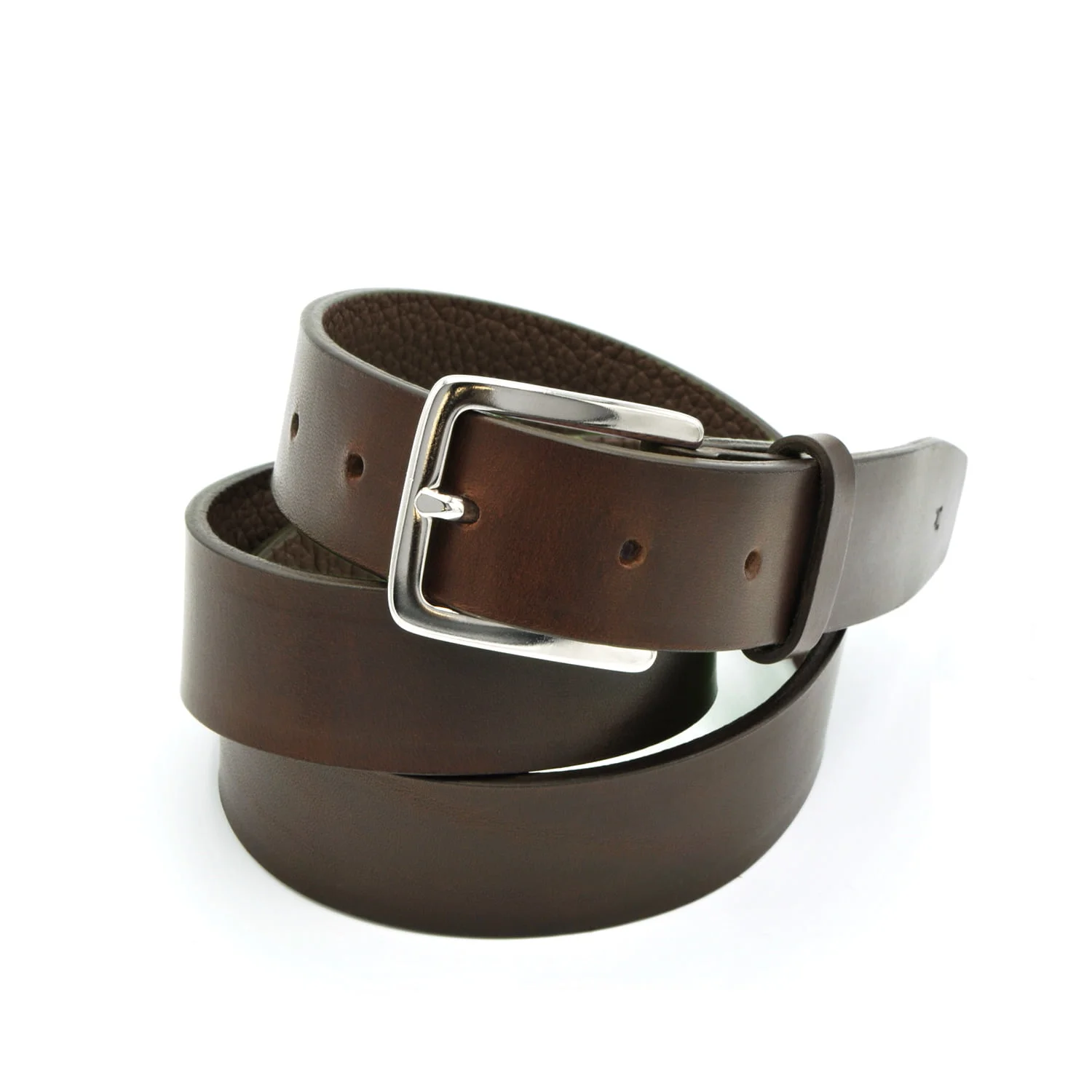 Une ceinture en cuir marron enroulée avec une boucle argentée, présentée sur un fond blanc.