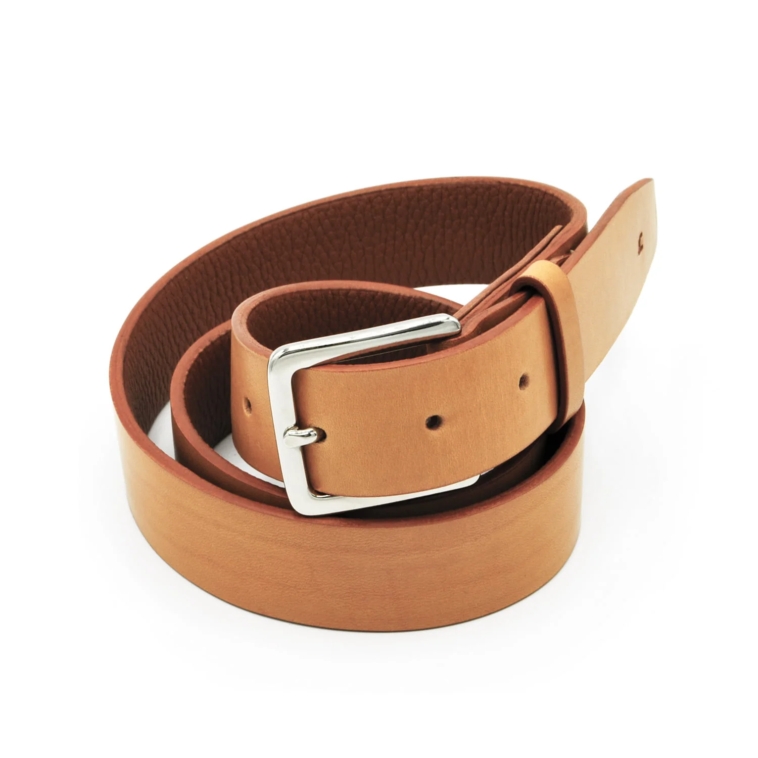 Une ceinture en cuir marron enroulée avec une boucle argentée.