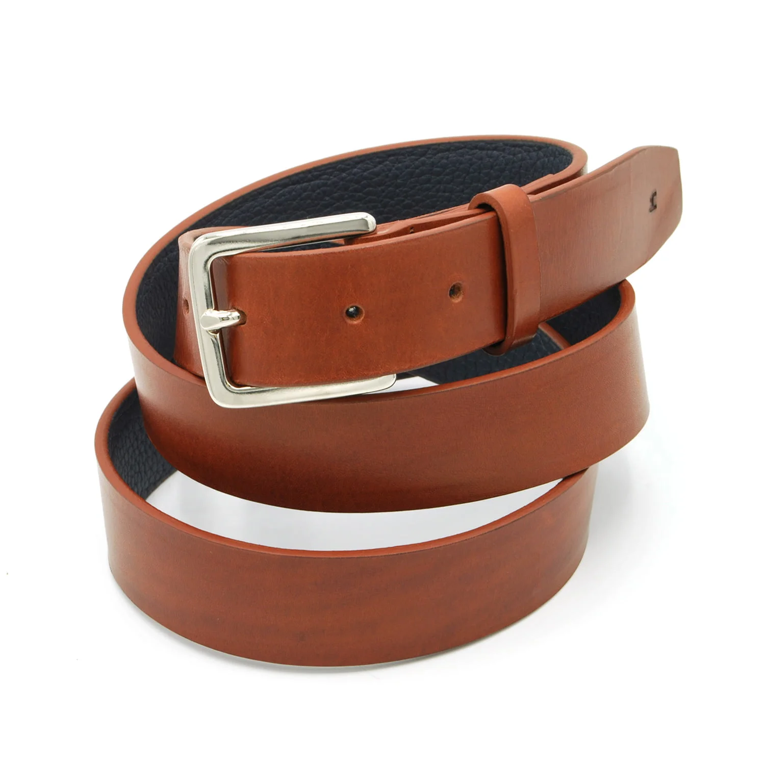 Ceinture en cuir marron avec une boucle argentée, enroulée en forme de spirale.
