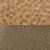 Gros plan d'une surface texturée : la moitié supérieure présente une texture bosselée marron clair, tandis que la moitié inférieure montre un tissu lisse vert olive.