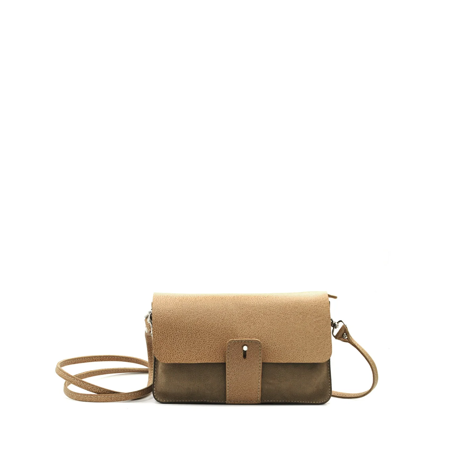 Petit sac bandoulière bicolore avec rabat beige et corps marron, doté d'une longue bandoulière et d'une fermeture à fermoir sur fond blanc.