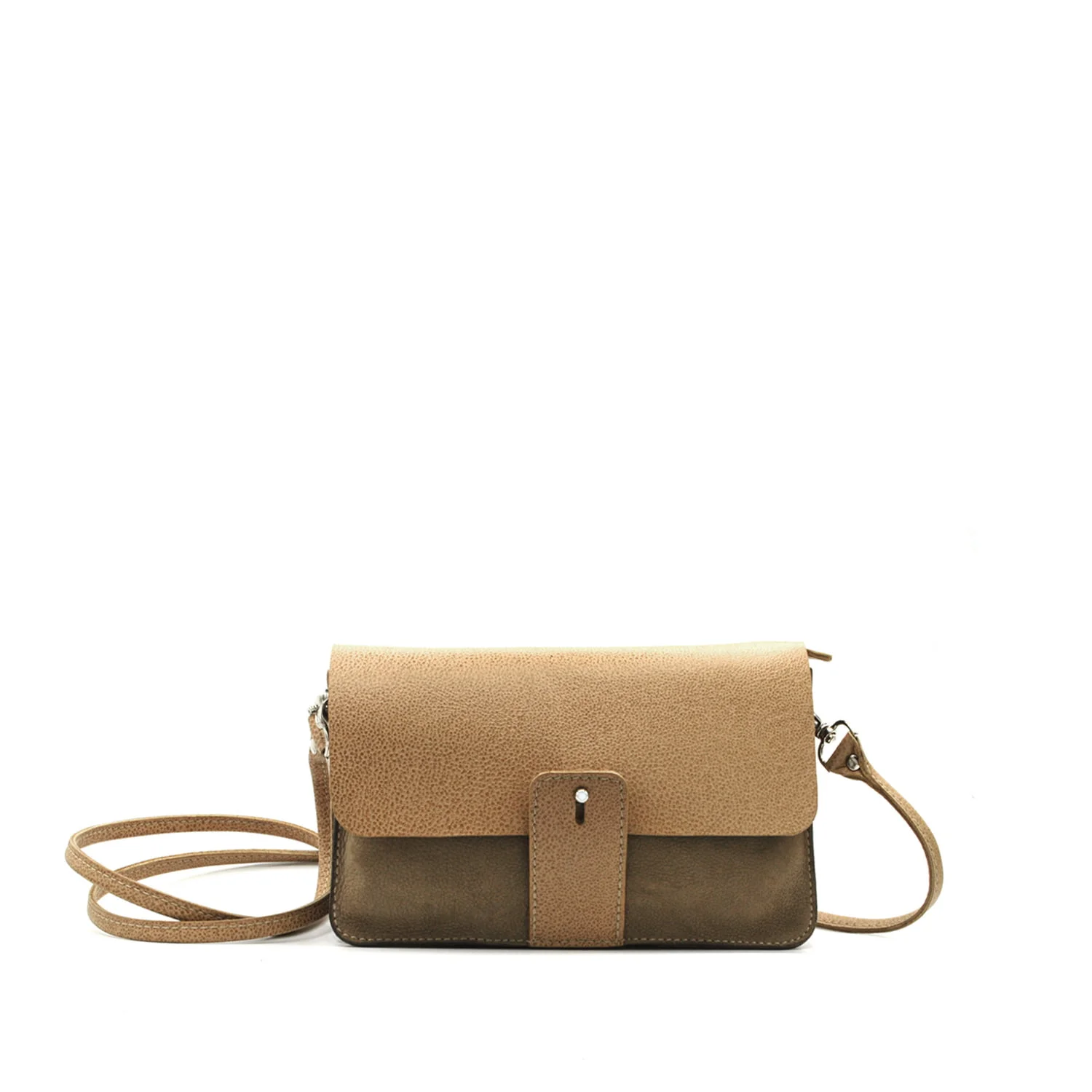 Sac bandoulière en cuir marron bicolore avec un rabat texturé et une longue bandoulière réglable.