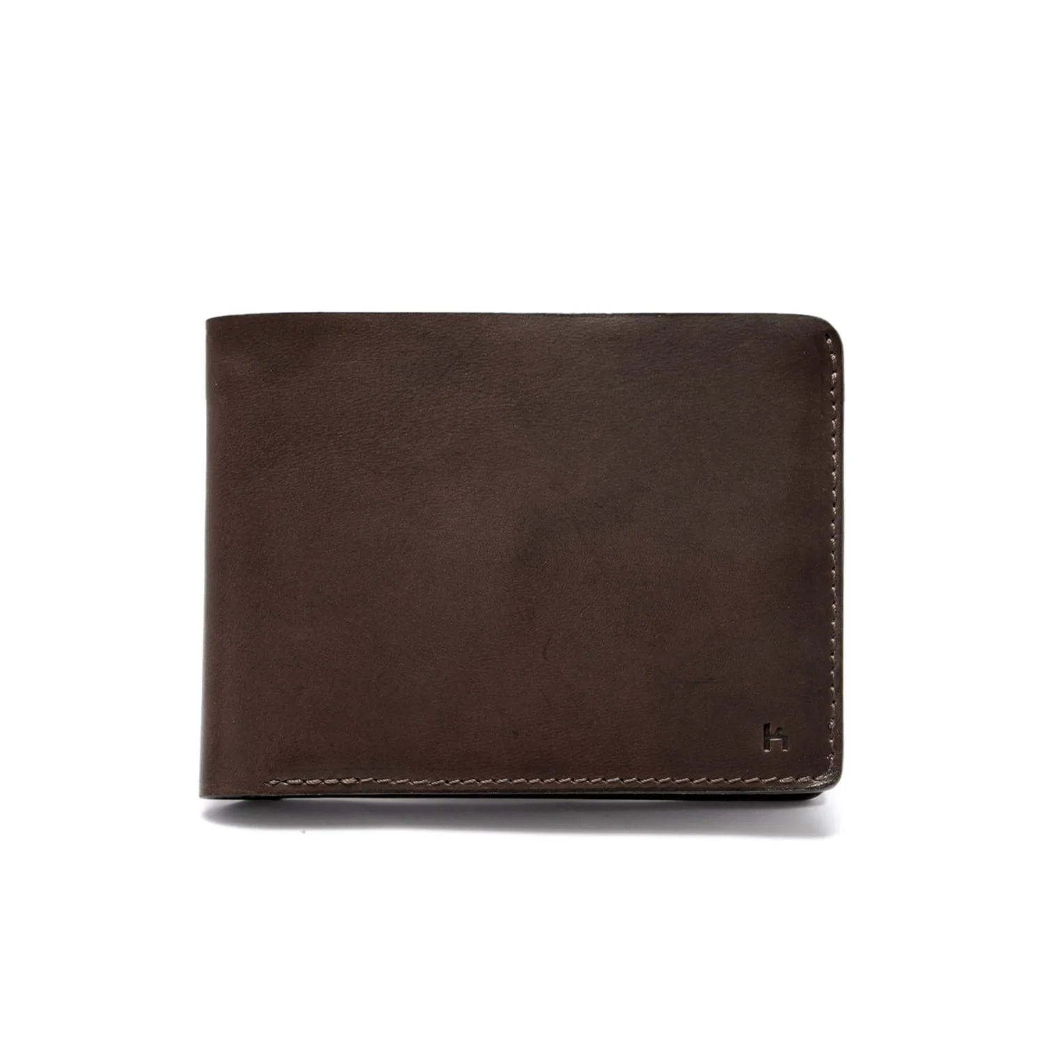 Un portefeuille fermé en cuir marron foncé sur fond blanc.