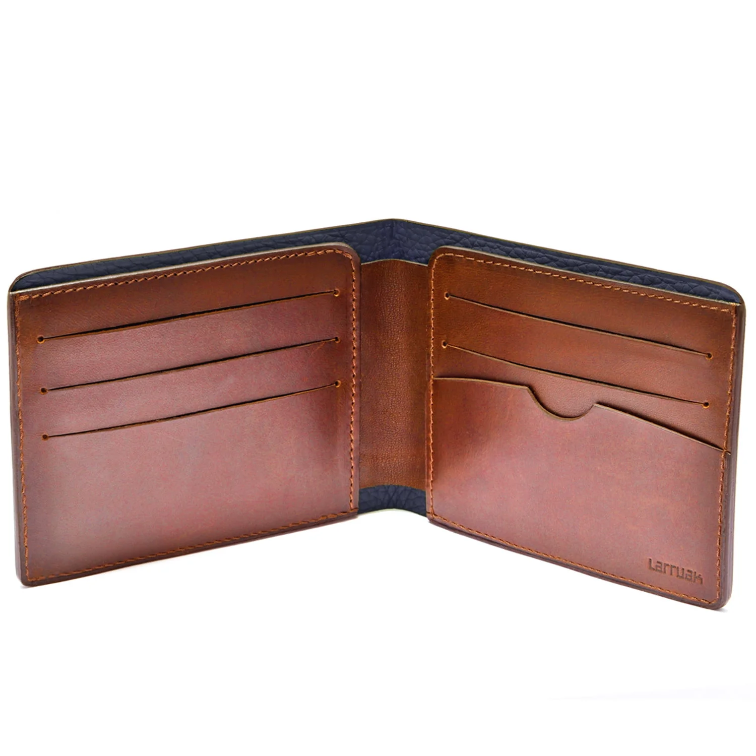 Portefeuille ouvert en cuir marron avec plusieurs emplacements pour cartes et un compartiment pour billets.