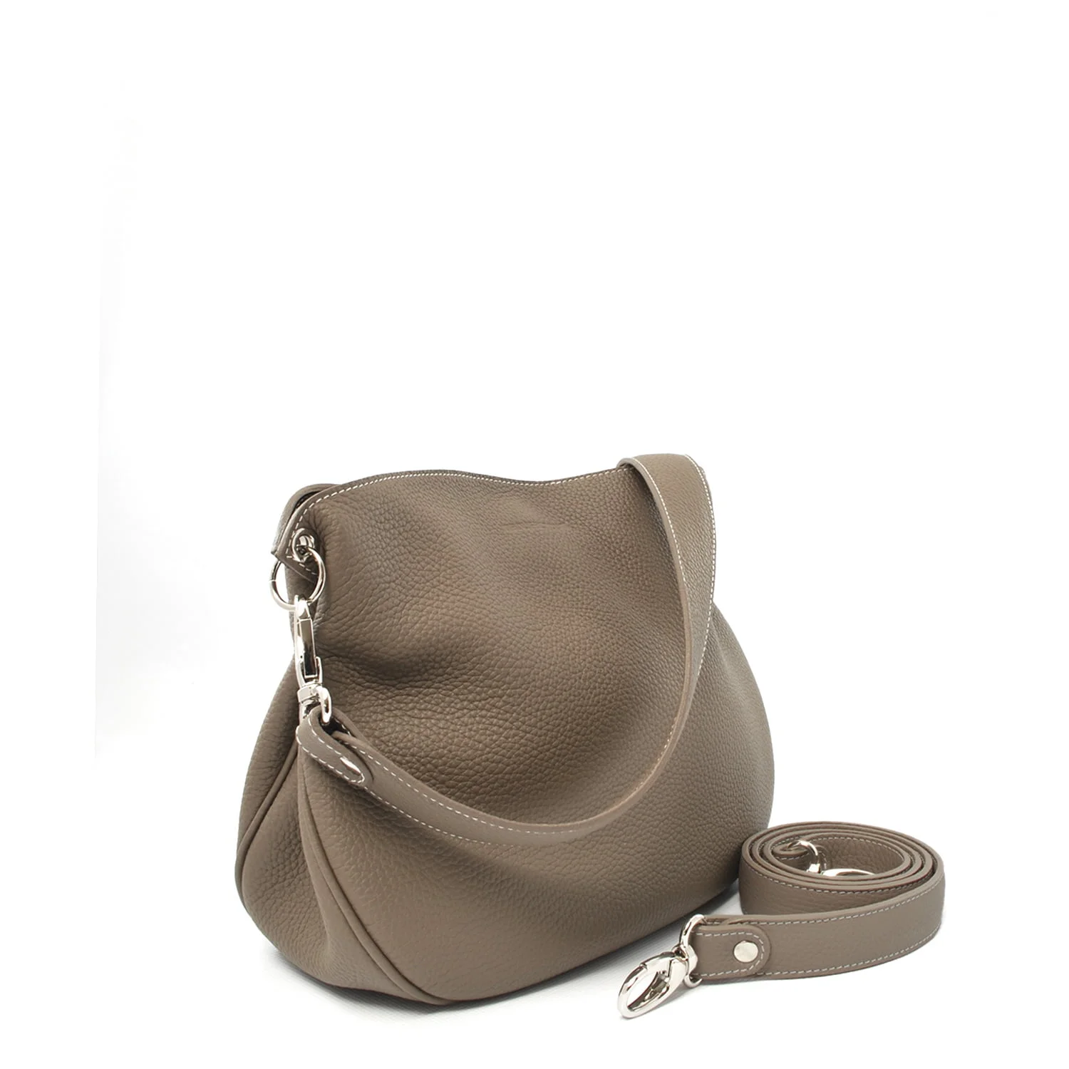 Un sac à main en cuir taupe avec une texture grainée et une bandoulière assortie amovible, positionné sur un fond blanc uni.