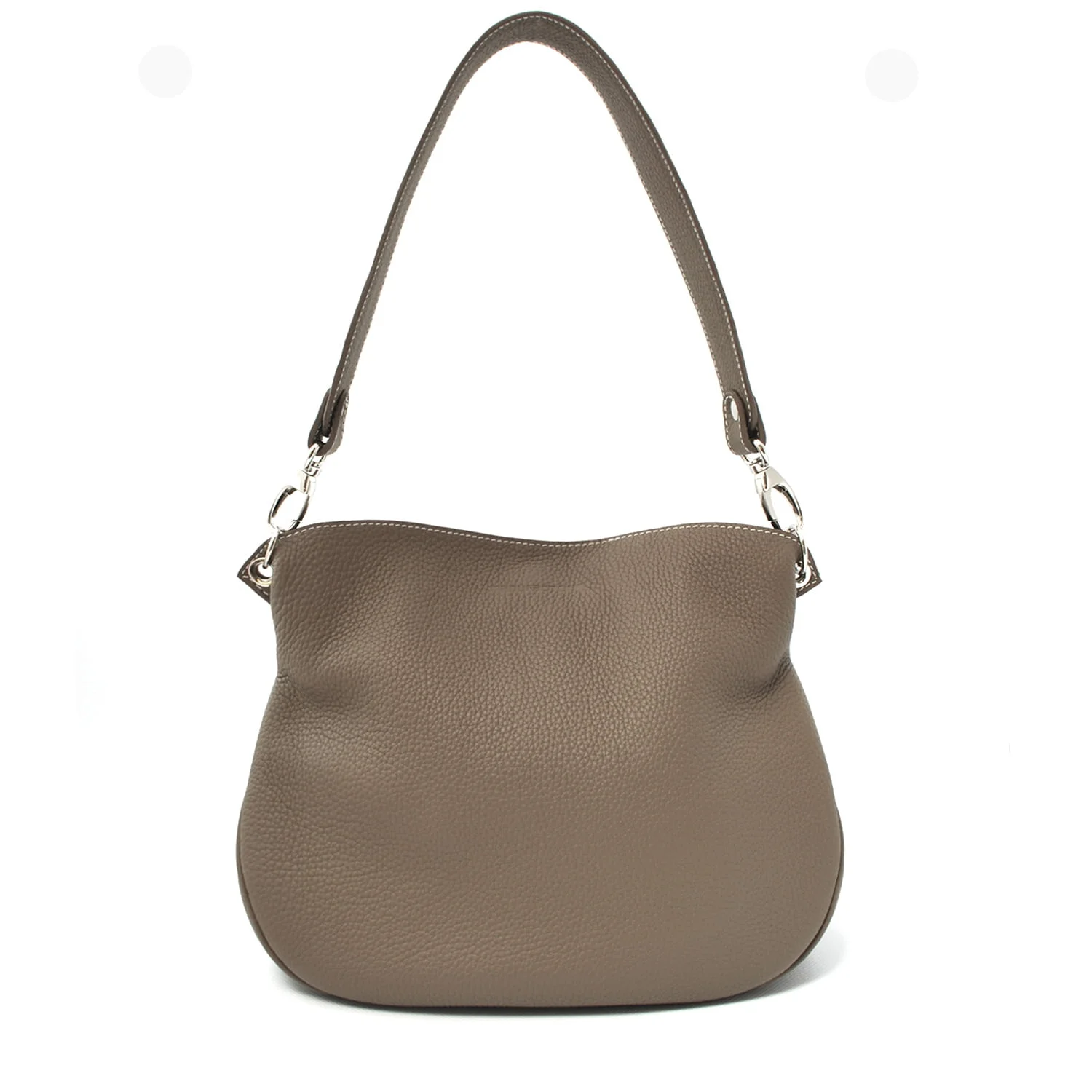 Un sac à main en cuir taupe avec une seule bandoulière et du matériel argenté.