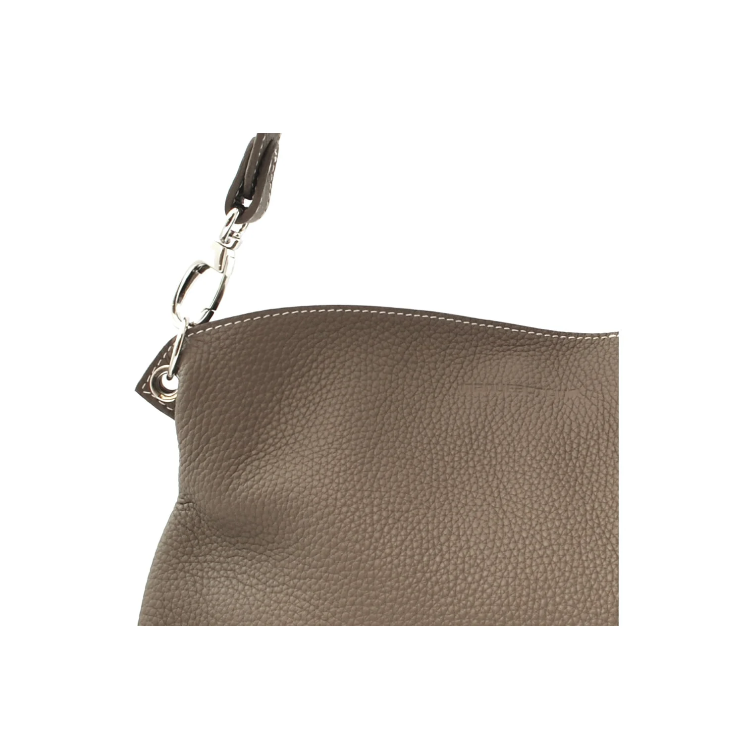 Gros plan d'un sac en cuir marron avec une surface texturée et un clip en métal sur la sangle.