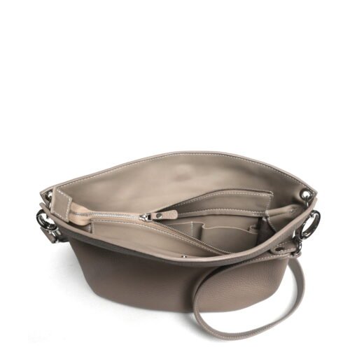 Sac à main taupe ouvert montrant l'intérieur avec plusieurs compartiments zippés et ouverts et une bandoulière amovible.