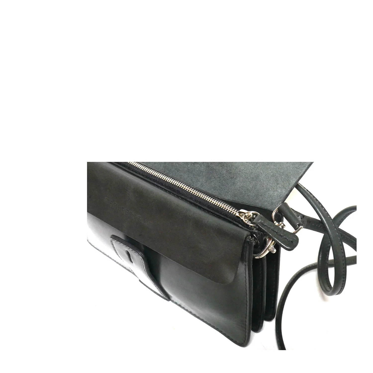 Sac bandoulière en cuir noir avec fermeture à glissière argentée et une poche à boucle sur le devant.