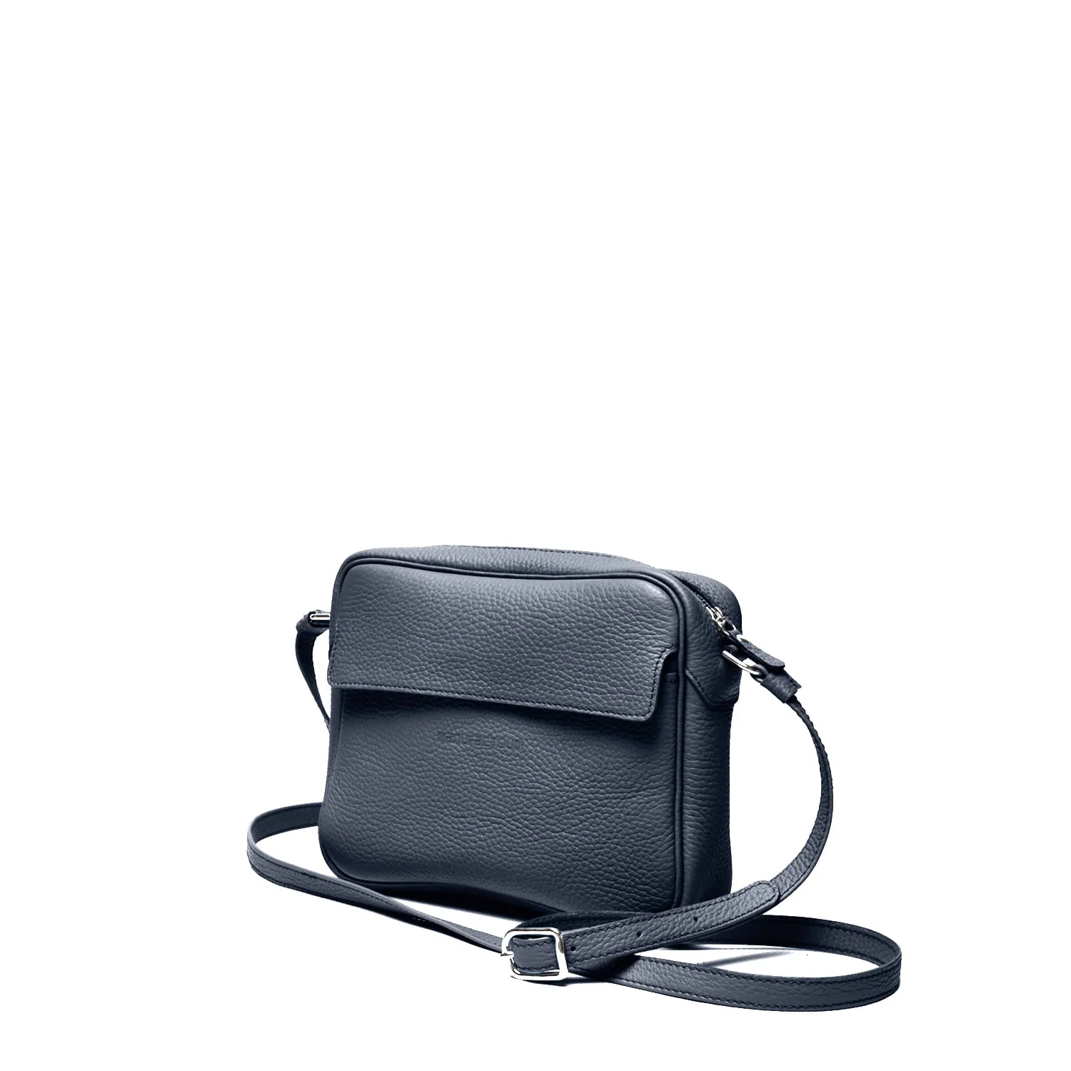 Un petit sac à bandoulière en cuir noir avec un rabat avant et une bandoulière réglable, inclinée vers la droite.
