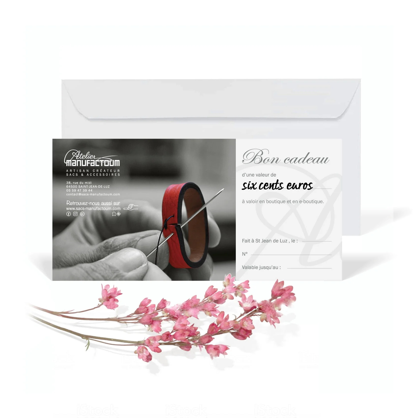 Chèque cadeau d'une valeur de six cents euros avec une photo d'une montre en réparation, accompagnée de fleurs roses et d'une enveloppe.