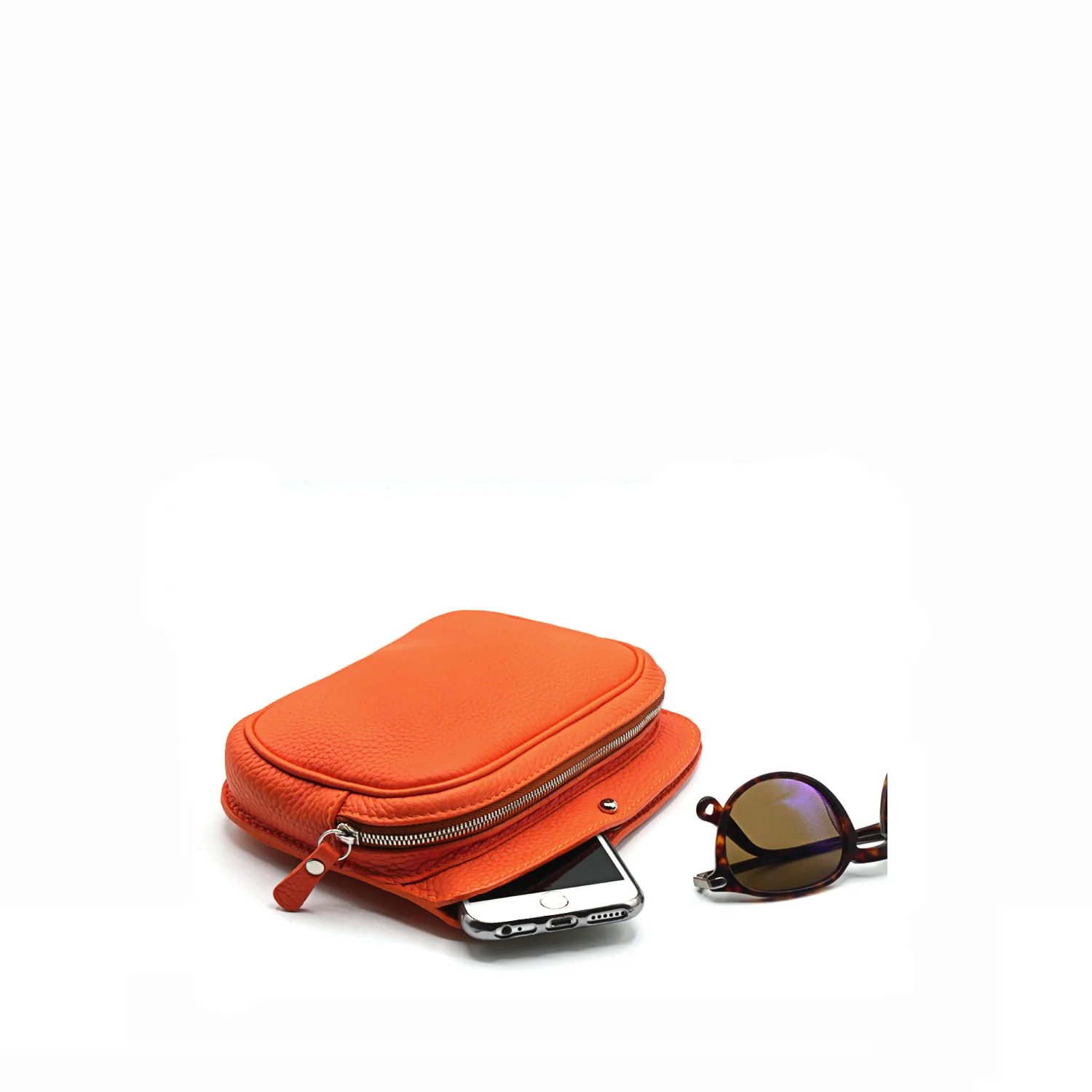 Pochette zippée orange sur une surface plane avec un smartphone partiellement à l'intérieur et une paire de lunettes de soleil à côté.