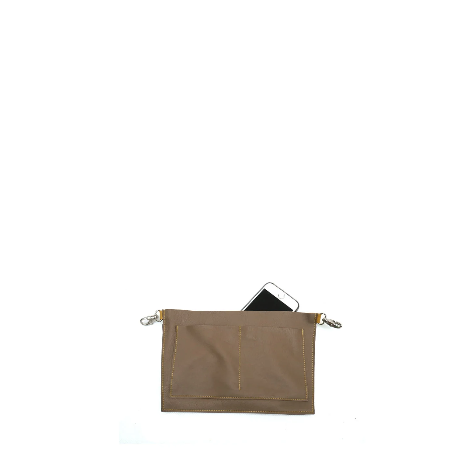 Une pochette beige avec un smartphone partiellement visible à l'intérieur, dotée de deux poches extérieures et de fermoirs métalliques des deux côtés.