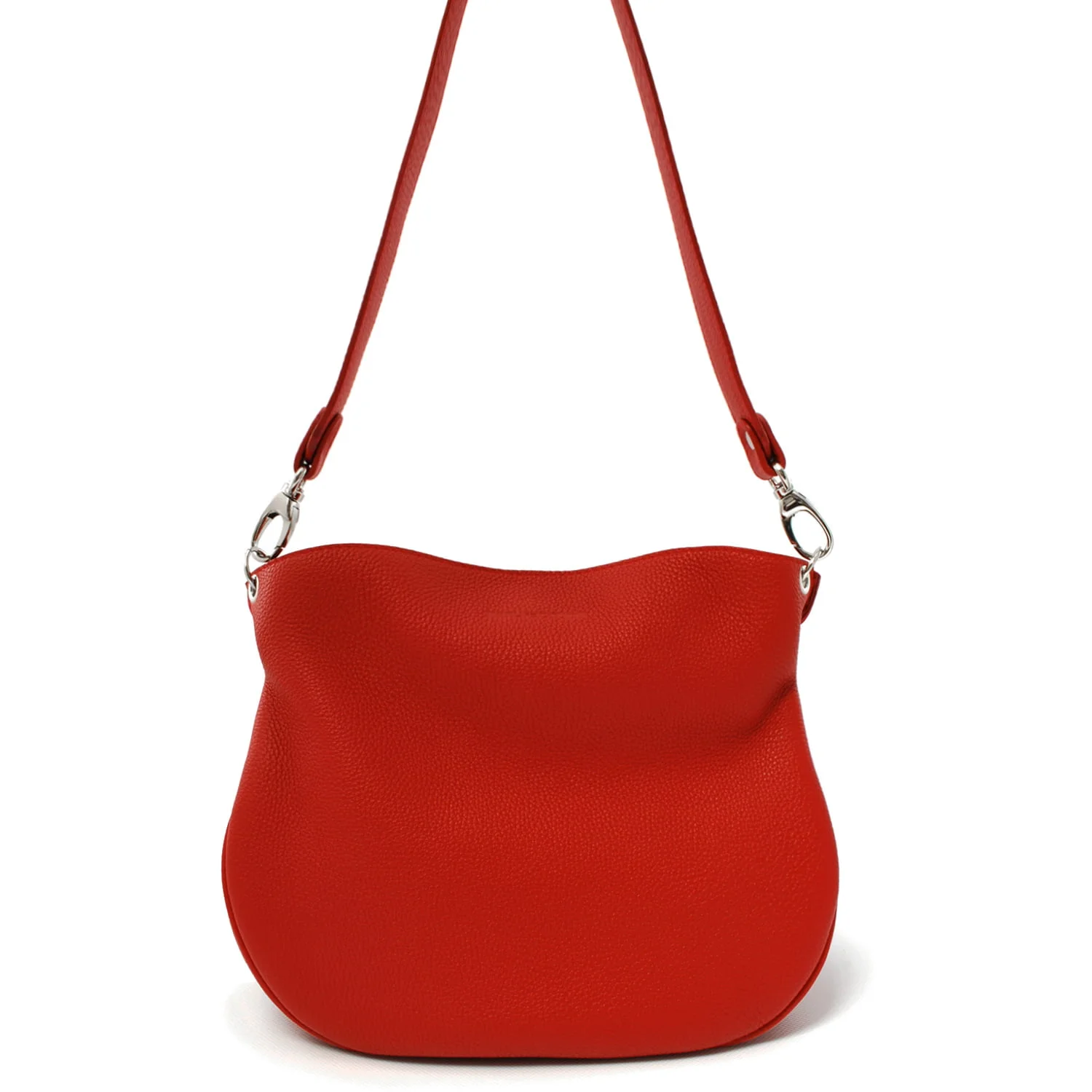 Un sac à main en cuir rouge avec une forme incurvée et une bandoulière assortie est présenté sur un fond blanc.