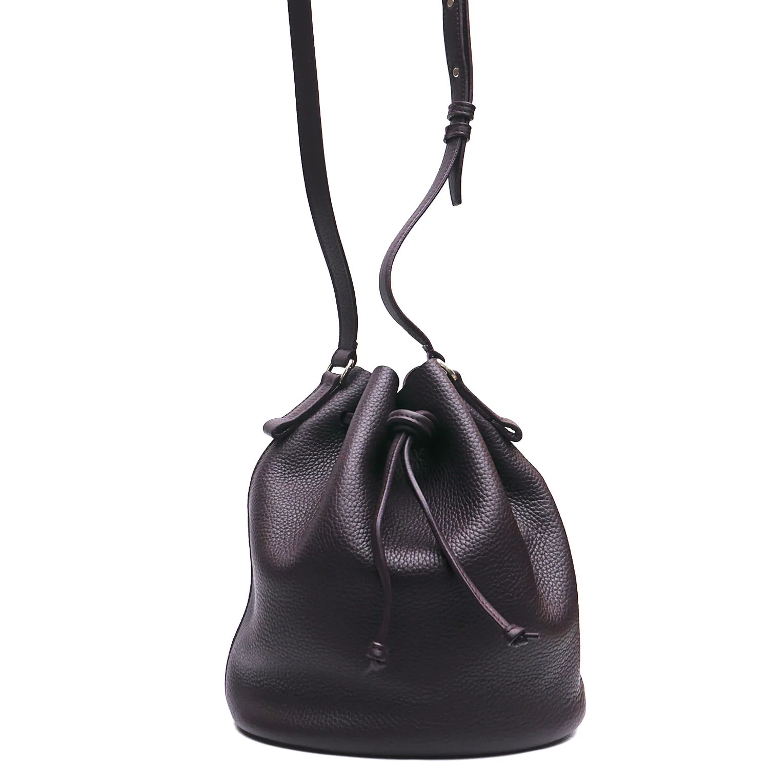 Un sac seau en cuir noir avec cordon de serrage et une longue bandoulière.