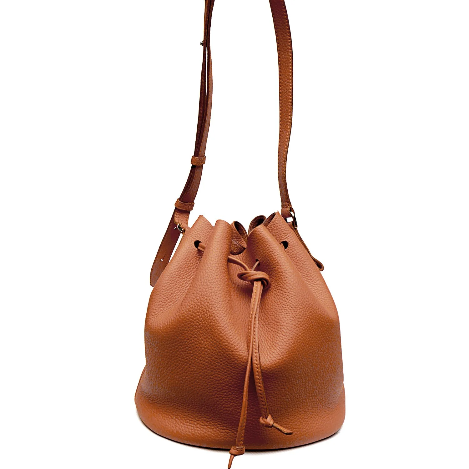 Un sac à dos en cuir marron avec cordon de serrage et bandoulière réglable.