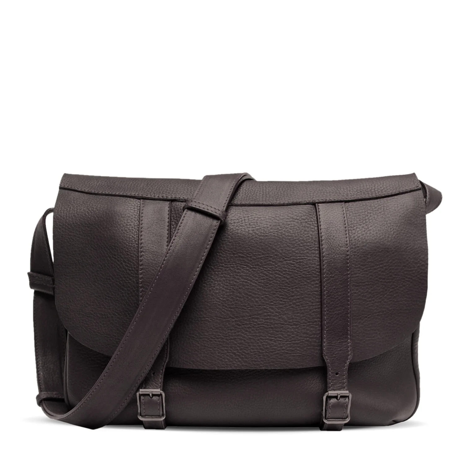 Un sac messager en cuir noir avec une longue bandoulière et deux fermetures à boucle sur le devant.