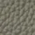 Gros plan d'un tissu tricoté texturé gris avec un motif diagonal.