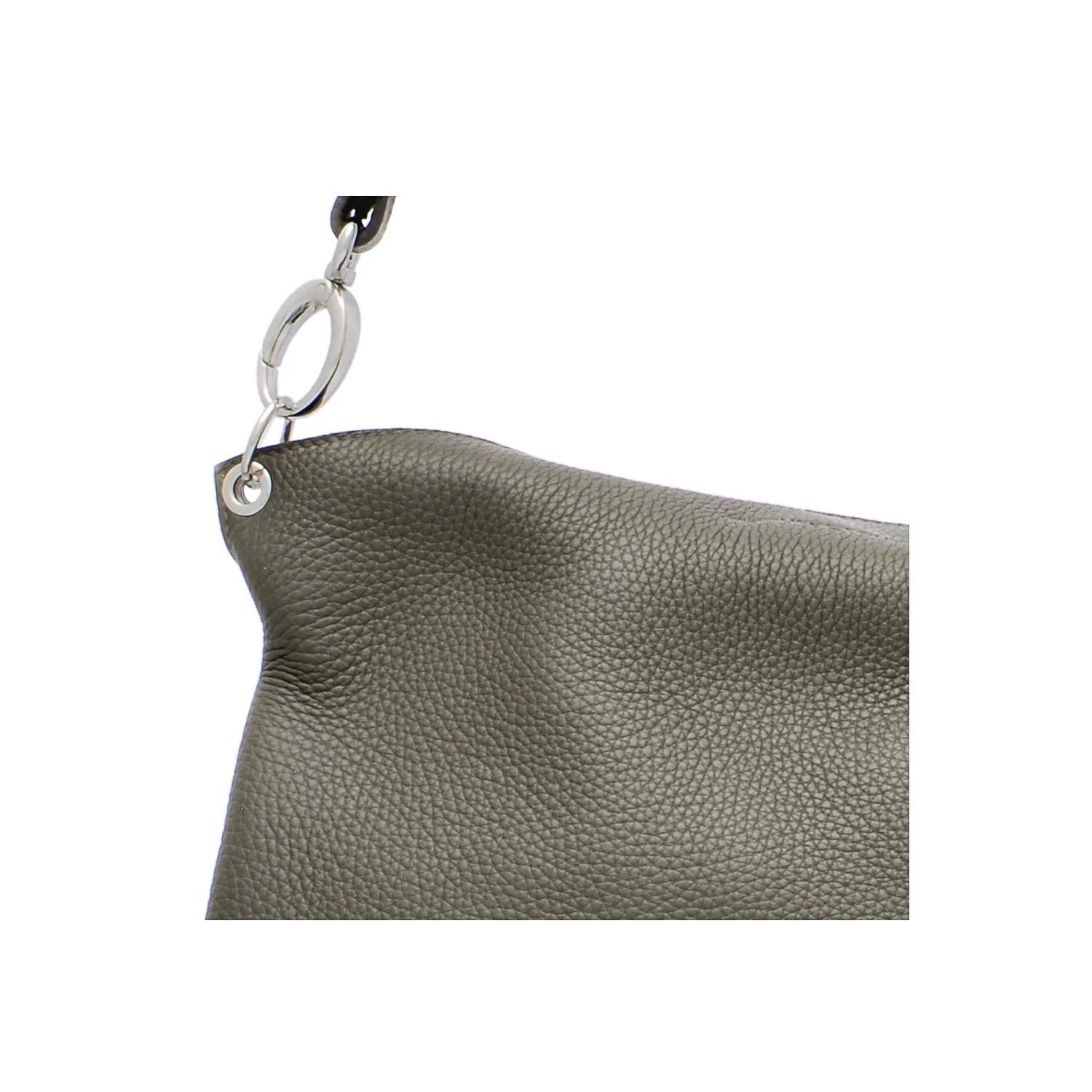 Gros plan d'un coin de sac en cuir gris texturé avec un anneau en métal argenté attaché.