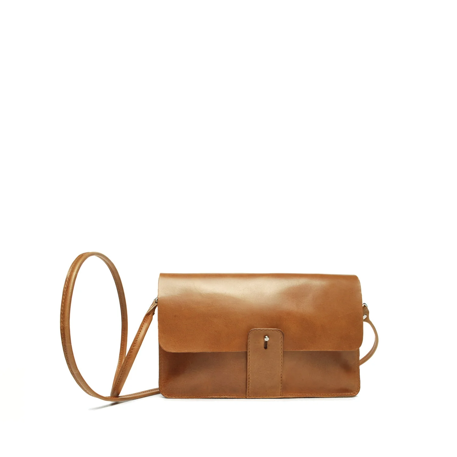Sac bandoulière en cuir marron avec fermeture à rabat et bandoulière réglable.